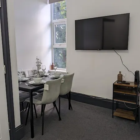 Stylish 2 Bedroom Ensuite Flat In