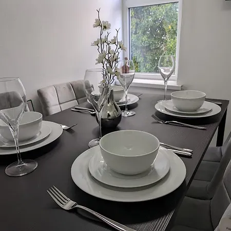 Apartment Stylish 2 Bedroom Ensuite Flat In