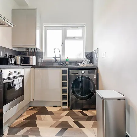 Stylish 2 Bedroom Ensuite Flat In Apartment Birmingham
