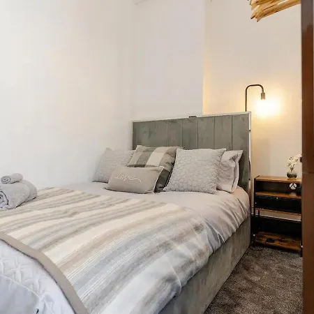 Stylish 2 Bedroom Ensuite Flat In *